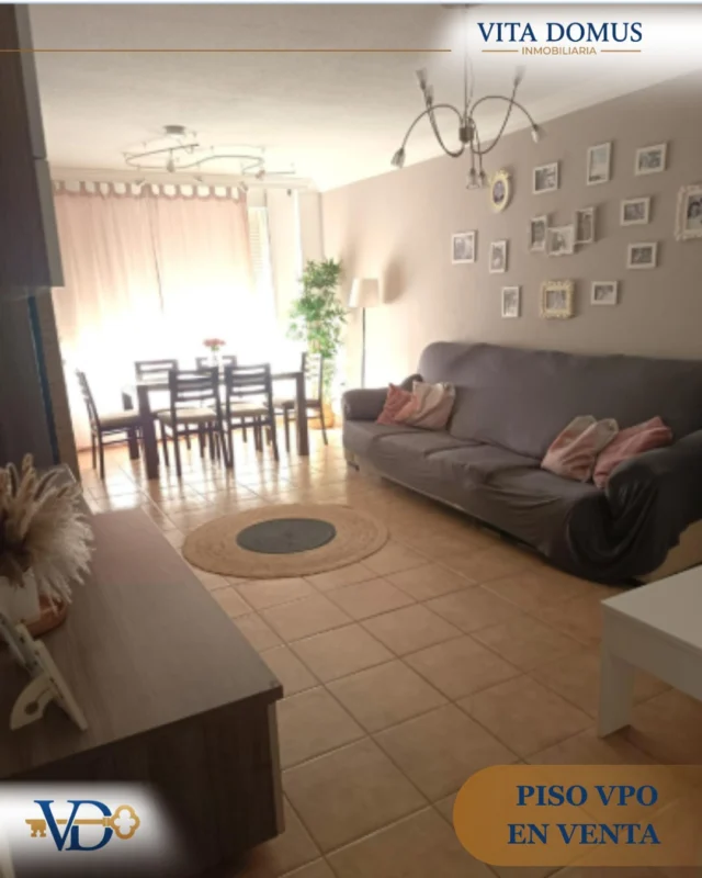 VIVIENDA DE PROTECCIÓN OFICIAL EN AÑAZA

Presentamos esta amplia vivienda de 90 m2 útiles ubicada en la consolidada urbanización de Añaza, en Tenerife. Se trata de un quinto piso todo exterior que garantiza luminosidad en todas sus estancias, situado en un edificio con ascensor para mayor comodidad.

La vivienda cuenta con una distribución funcional y espaciosa: dispone de cuatro amplios dormitorios, dos baños completos siendo uno de ellos en suite, recibidor, cocina independiente, salón-comedor y solana. Además, incluye plaza de garaje y trastero, un valor añadido que aporta comodidad y espacio extra de almacenamiento.

La urbanización de Añaza ofrece una ubicación estratégica con excelente conectividad, centros educativos, zonas comerciales, transporte público y todos los servicios necesarios para el día a día de las familias. Es una zona consolidada y muy demandada en el sur de Tenerife.

REQUISITO IMPRESCINDIBLE: Es necesario estar inscrito como demandante de Vivienda de Protección Oficial para poder acceder a esta propiedad.

Esta vivienda representa una excelente oportunidad para familias que buscan espacio, luminosidad y una ubicación práctica con todos los servicios al alcance.

PRECIO: 206.000€

Los datos ofrecidos en este anuncio son informativos y pueden estar sujetos a cambios. Las superficies y características son aproximadas. Recomendamos verificar toda la información con carácter previo a cualquier decisión. Precio y condiciones sujetos a modificación sin previo aviso.

#inmobiliariatenerife #viviendaenventa #vendercasatenerife #alquilar #asesorinmobiliario #vivierencanarias #alquilarcasatenerife #realtortenerife #VenderCasaTenerife #viveentenerife #reseñas #vitadomusinmobiliaria