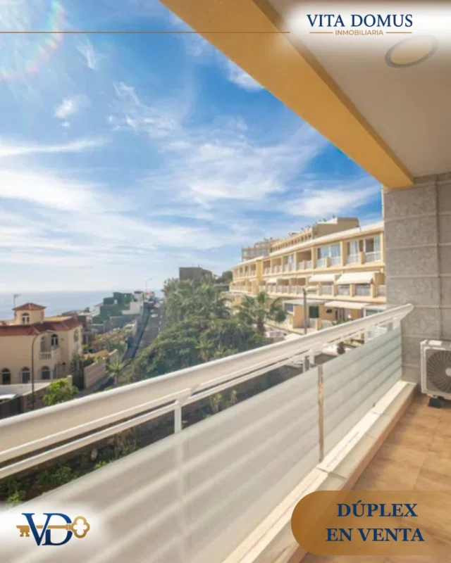 Oportunidad única para disfrutar de una Piso Dúplex con vistas panorámicas al mar, ubicado en Acorán. La vivienda cuenta con dos habitaciones amplias, una de ellas con vestidor y armarios empotrados, dos baños y una cocina-comedor con excelentes vistas al mar. El entorno es privilegiado, con acceso a todos los servicios y ubicado en un residencial tranquilo.

La propiedad incluye plaza de garaje y trastero, lo que ofrece un gran confort y comodidad para tu día a día. Es una vivienda acogedora y funcional, perfecta para disfrutar con tu familia.

Características destacadas:

- 2 habitaciones amplias
- 2 baños
- Cocina-comedor con vistas al mar
- Plaza de garaje y trastero
- Entorno residencial tranquilo
- Acceso a todos los servicios

¡No te pierdas esta oportunidad! Contacta con nosotros para más información y para programar una visita. "

Los datos ofrecidos en este anuncio son informativos y pueden estar sujetos a cambios. Las superficies y características son aproximadas. Recomendamos verificar toda la información con carácter previo a cualquier decisión. Precio y condiciones sujetos a modificación sin previo aviso.

#inmobiliariatenerife #viviendaenventa #vendercasatenerife #alquilar #asesorinmobiliario #vivierencanarias #alquilarcasatenerife #realtortenerife #VenderCasaTenerife #viveentenerife #reseñas #vitadomusinmobiliaria