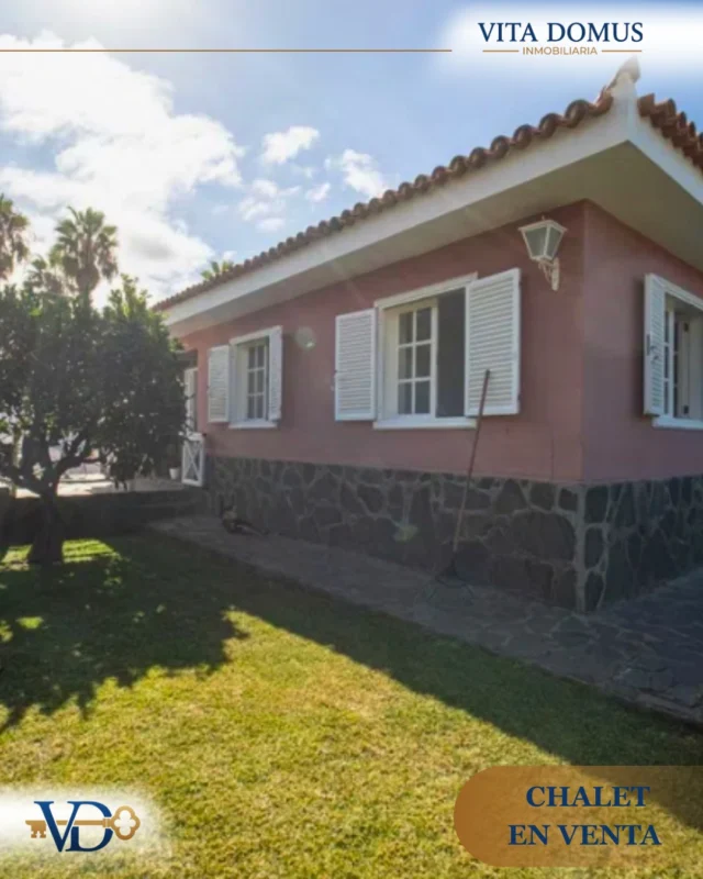 Espectacular chalet independiente de una sola planta. Ubicado en la prestigiosa Urbanización San Nicolás. Una vivienda sin barreras arquitectónicas. Destaca por su absoluta luminosidad. Diseño clásico y señorial muy cuidado. Listo para entrar a vivir.
La vivienda cuenta con una parcela de 440 m2. Su exterior es un oasis privado que incluye un maravilloso naranjo. Rodeado por un jardín perimetral de césped natural. Dispone de amplias terrazas de piedra. Incluye porche y toldos extensibles. Ofrece máxima privacidad.
El inmueble posee 100 m2 construidos. Cuenta con suelos de parquet. Dispone de carpintería lacada en blanco. Presenta techos altos con molduras decorativas.
Se distribuye en:

•Salón-Comedor: Espacio diáfano en dos ambientes. Cuenta con chimenea clásica. Incluye estanterías empotradas a medida.
•Cocina Independiente: Estilo rústico. Presenta vigas de madera vista. Dispone de gran almacenamiento. Tiene acceso directo al exterior.
•Dormitorio Principal: Habitación amplia y luminosa. Destaca su ventanal en arco. Posee grandes armarios empotrados. Baño en suite.
•Dormitorio Segundo: Estancia espaciosa con escritorio.
•Dormitorio Tercero: Configurado actualmente como biblioteca/despacho. Cuenta con estanterías a medida.
•Baño Principal: Incluye mueble de doble lavabo. Cuenta con bañera exterior. En suite.
•Segundo Baño: Equipado con plato de ducha.
•Solana Independiente: Espacio funcional de lavandería. Dispone de armarios con celosías.
• Espacio para aparcamiento con puerta automática.
El inmueble fue reformado completamente en el año 2004.
Ubicado cerca de autopista (pero sin ruidos), Centro Comercial La Villa a 5 minutos en coche, supermercados Mercadona, Lidl, HiperDino en los alrededores, cafetería Miniño y restaurante mexicano Tito's, cerca de la urbanización, conexión de guagua en la rotonda San Nicolás (a 5 minutos a pie), buena conexión con el Puerto y la Orotava.

Ponte en contacto con nosotros y agenda tu visita a esta maravillosa propiedad.
#inmobiliariatenerife #viviendaenventa #vendercasatenerife #alquilar #asesorinmobiliario #vivierencanarias #alquilarcasatenerife #realtortenerife #VenderCasaTenerife #viveentenerife #reseñas #vitadomusinmobil