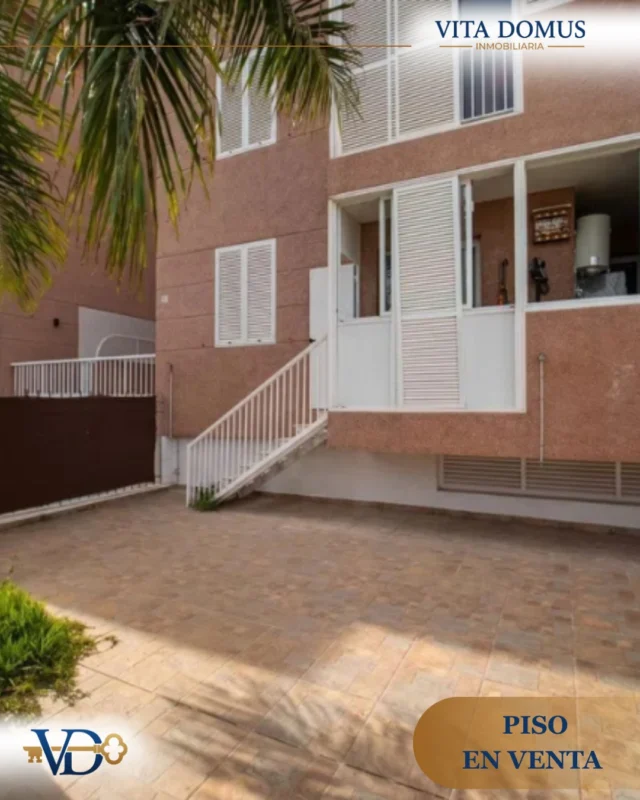 Vivir en Ifara es sinónimo de exclusividad, tranquilidad y bienestar… y este piso reúne todo lo necesario para disfrutarlo al máximo.

Te presentamos esta fantástica vivienda situada en una de las zonas más cotizadas de Santa Cruz, donde la calma y el entorno residencial marcan la diferencia. El piso dispone de una habitación principal muy amplia con baño en suite y dos habitaciones individuales perfectas para adaptarse a cualquier estilo de vida, con otro baño completo que garantizan comodidad y funcionalidad.

El hogar destaca por sus espacios exteriores: un encantador jardín privado que invita a desconectar, junto a una agradable terraza ideal para disfrutar del buen clima durante todo el año. Además, cuenta con solana-zona de lavado, aportando ese plus práctico tan valorado en el día a día.

Para mayor comodidad, incluye plaza de garaje y trastero, completando una vivienda pensada para hacerlo todo más fácil.

* En el anuncio se han usado algunas fotos generadas con IA para mostrar el potencial que presenta este inmueble.

DISPONIBLE PARA FIRMAR ESCRITURA DE COMPRVAENTA: A PARTIR DE MAYO DE 2026.

Los datos ofrecidos en este anuncio son informativos y pueden estar sujetos a cambios. Las superficies y características son aproximadas. Recomendamos verificar toda la información con carácter previo a cualquier decisión. Precio y condiciones sujetos a modificación sin previo aviso.
#inmobiliariatenerife #viviendaenventa #vendercasatenerife #alquilar #asesorinmobiliario #vivierencanarias #alquilarcasatenerife #realtortenerife #VenderCasaTenerife #viveentenerife #reseñas #vitadomusinmobiliaria
