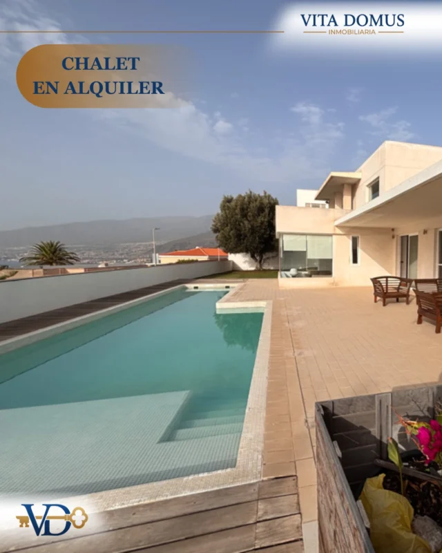 Espectacular chalet independiente situado en una de las zonas residenciales más tranquilas y exclusivas de Radazul. Una propiedad que destaca por su privacidad, sus amplios espacios y sus privilegiadas vistas al océano.

Características principales:
Superficie construida: 280 m2
Superficie de parcela: 749 m2
Habitaciones: 5 dormitorios amplios y luminosos.
Baños: 3 baños completos y 2 aseos.
Garaje: Espacio para 2 vehículos (2 plazas).
Distribución y calidades:
La vivienda cuenta con un diseño funcional y moderno, optimizado para aprovechar la luz natural en todas las estancias gracias a sus grandes ventanales:

Planta principal / Zona de día: Un gran salón-comedor con suelos de parquet y vistas directas al exterior. Cocina independiente de diseño actual, equipada con isla central y conexión visual con la zona de la piscina.

Habitaciones y baños: 5 dormitorios espaciosos y confortables, acompañados de 3 baños completos y 2 aseos distribuidos estratégicamente para dar servicio a toda la vivienda.

Exteriores:
La parcela que rodea la propiedad ofrece un entorno exterior excepcional. Cuenta con una amplia zona de terraza y solárium con piscina privada, perfecta para disfrutar del clima de la zona, relajarse al aire libre y contemplar las vistas despejadas al mar.

Ubicación:
Enclavado en una zona residencial muy tranquila de Radazul, que combina la paz del entorno con una excelente proximidad a los servicios diarios:

Supermercado, bares y restaurantes a 950 metros.
Playa a 1,7 km.
Farmacia y centro médico a 1,9 km.
Colegios muy cercanos en las inmediaciones.

Ideal para quienes buscan un hogar exclusivo, amplio y listo para entrar a vivir. ¡Contacta para más información o concertar una visita!

#inmobiliariatenerife #viviendaenventa #vendercasatenerife #alquilar #asesorinmobiliario #vivierencanarias #alquilarcasatenerife #realtortenerife #VenderCasaTenerife #viveentenerife #reseñas #vitadomusinmobil